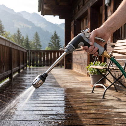 Embout de nettoyage à 3 jets avec tête orientable, fixé sur un tuyau d'arrosage de jardin