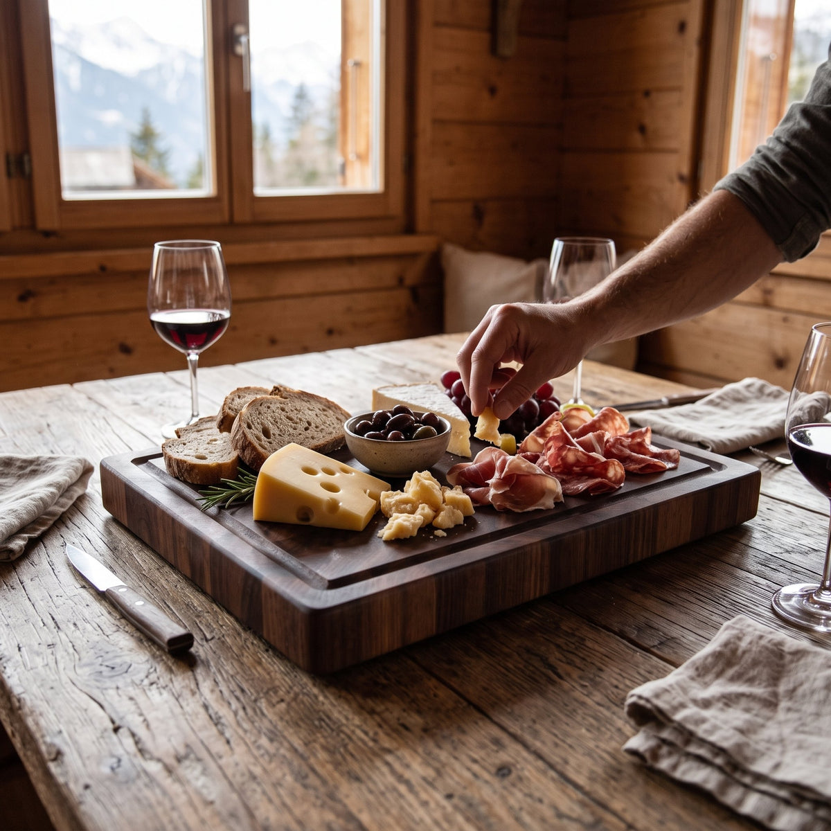 Planche à découper en bois de noyer massif à la maserie foncée