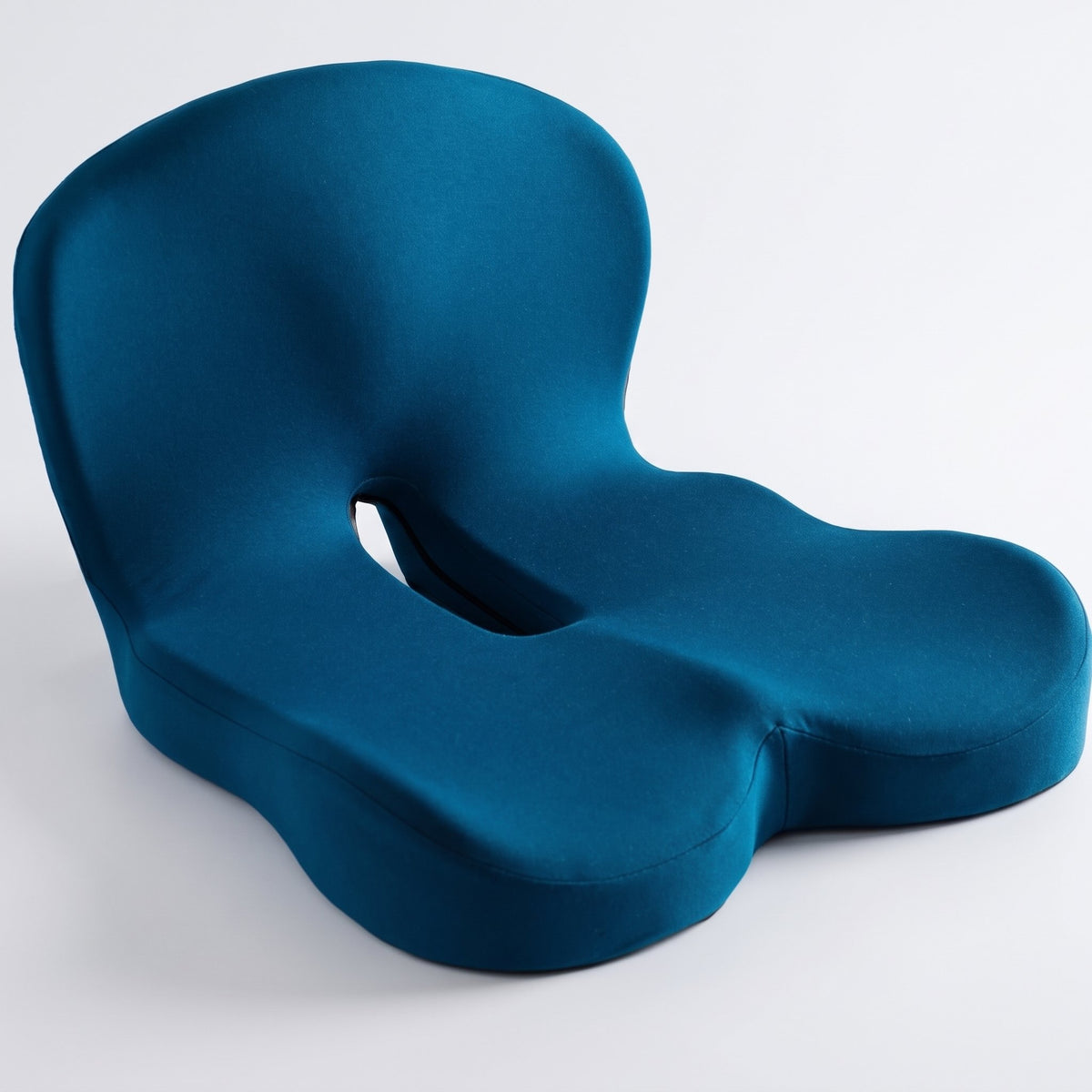 Coussin d'assise ergonomique en mousse à mémoire de forme posé sur une chaise