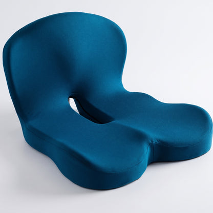 Coussin d'assise ergonomique en mousse à mémoire de forme posé sur une chaise