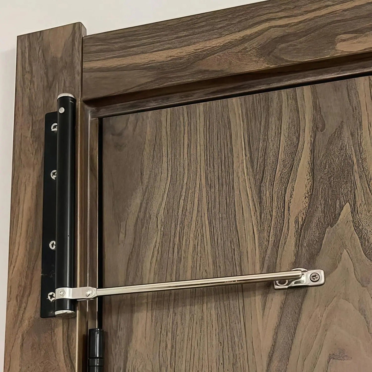 Ferme-porte automatique en acier inoxydable fixé sur une porte