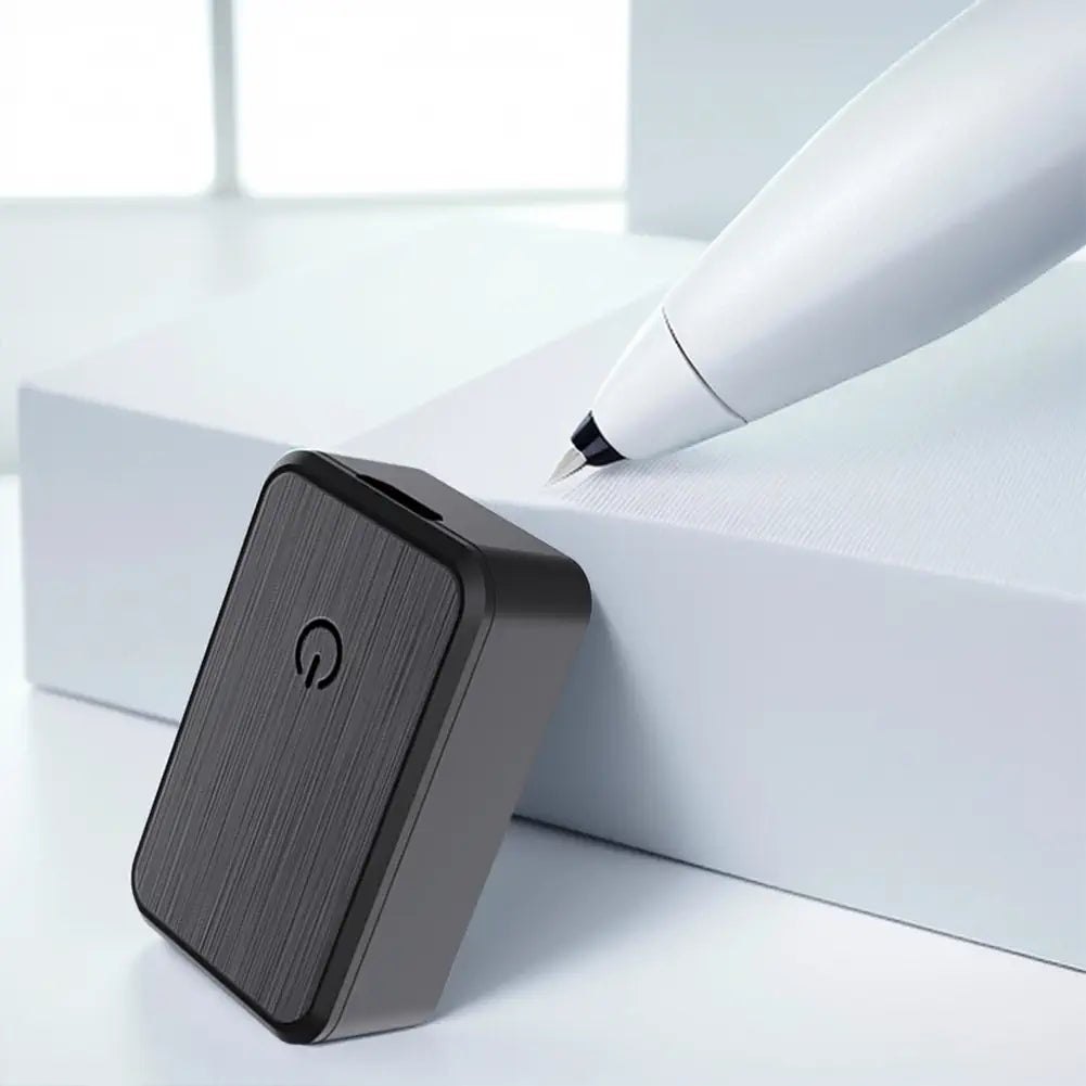 Mini traceur GPS noir pour enfant, de la taille d'une pièce, avec câble de charge