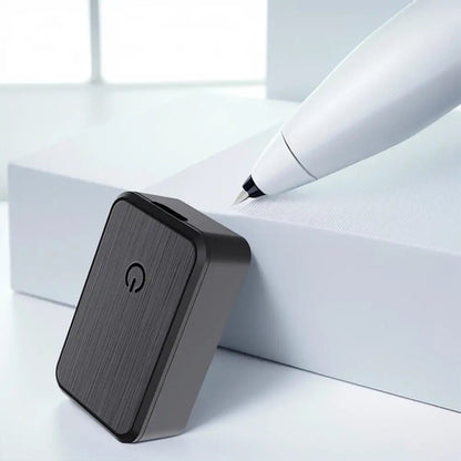 Mini traceur GPS noir pour enfant, de la taille d'une pièce, avec câble de charge