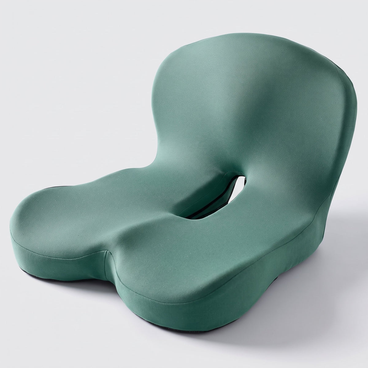Coussin d'assise ergonomique en mousse à mémoire de forme posé sur une chaise