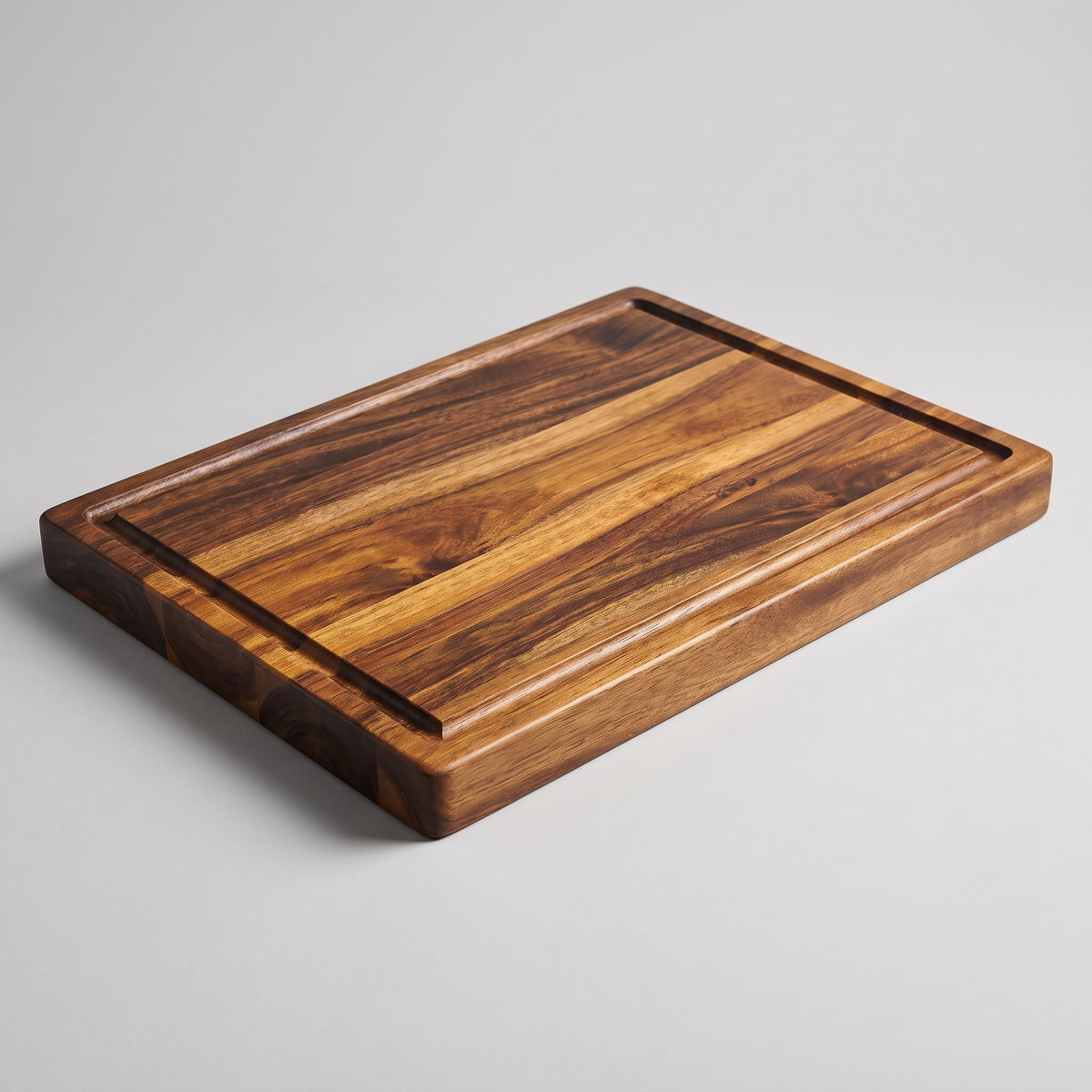 Planche à découper en bois de noyer massif à la maserie foncée