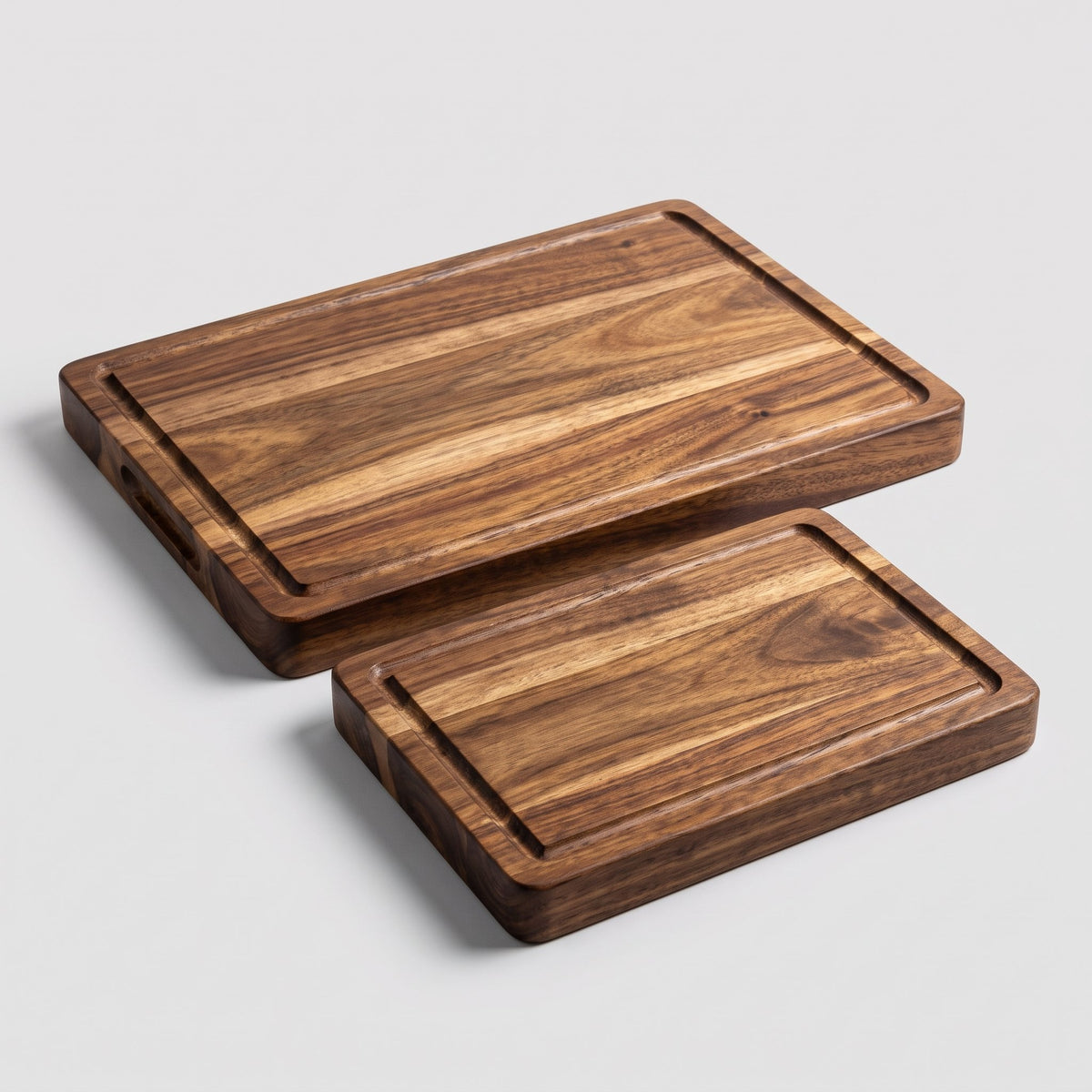 Planche à découper en bois de noyer massif à la maserie foncée