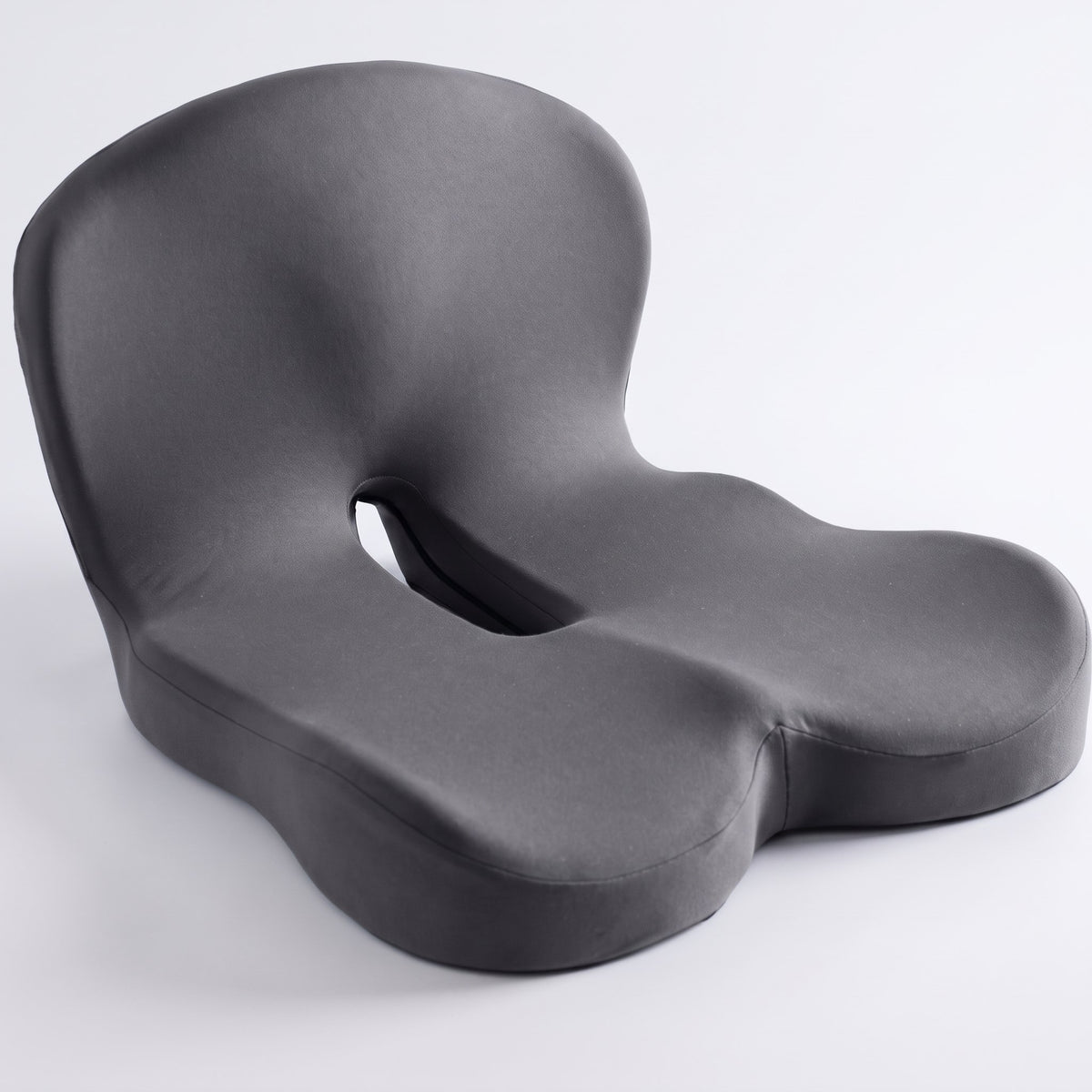 Coussin d'assise ergonomique en mousse à mémoire de forme posé sur une chaise