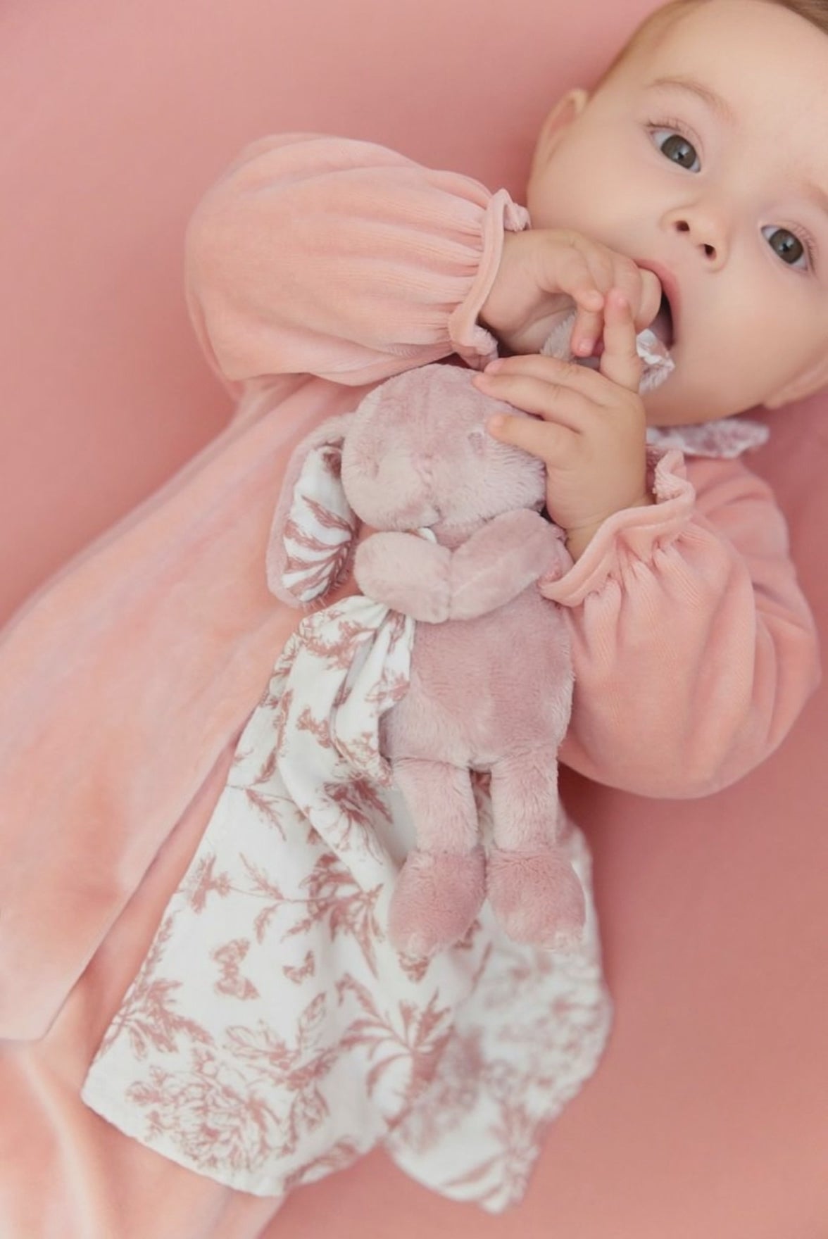 Augustin le Lapin Doudou imprimé inspiration Toile de Jouy rose