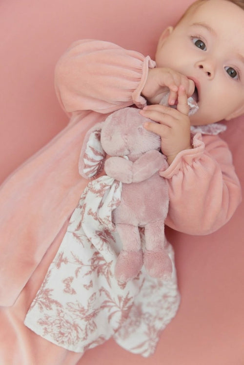 Augustin le Lapin Doudou imprimé inspiration Toile de Jouy rose