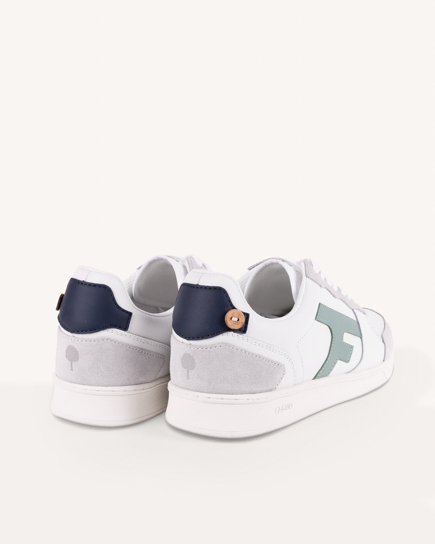 Baskets en cuir blanc et lichen