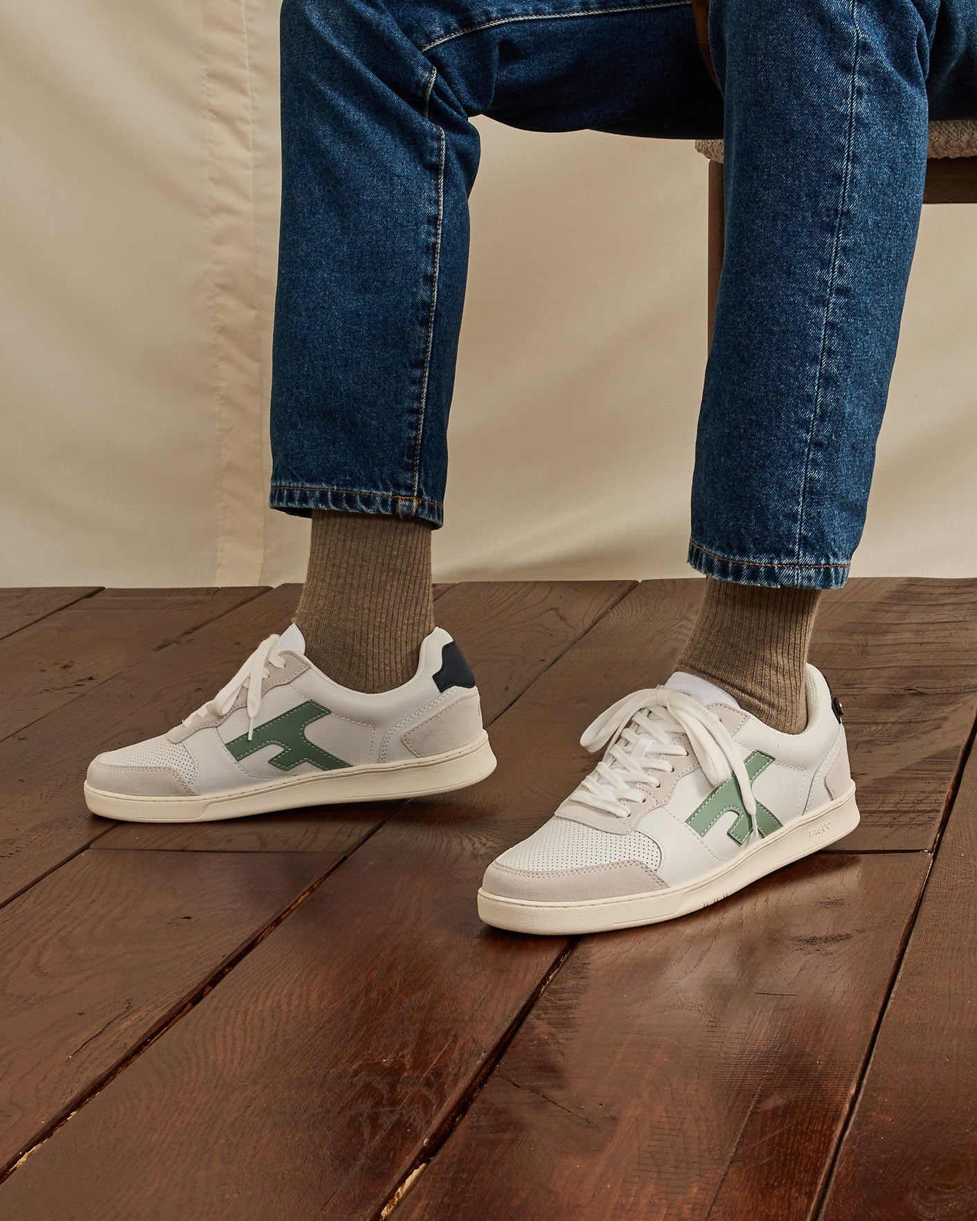 Baskets en cuir blanc et lichen