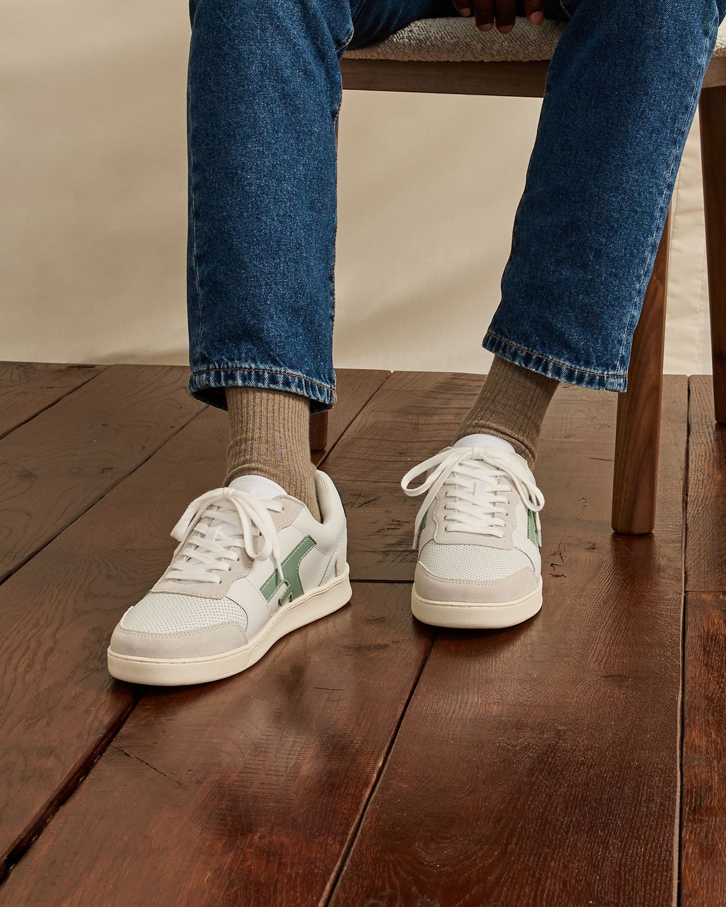 Baskets en cuir blanc et lichen