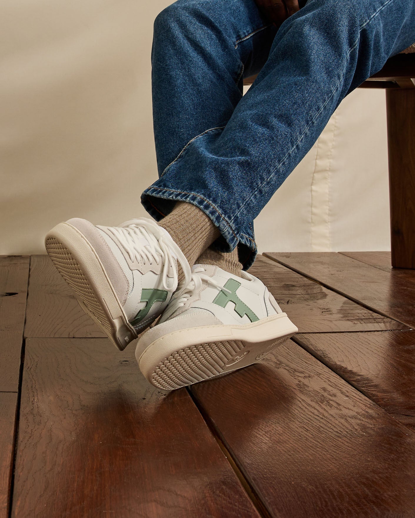 Baskets en cuir blanc et lichen