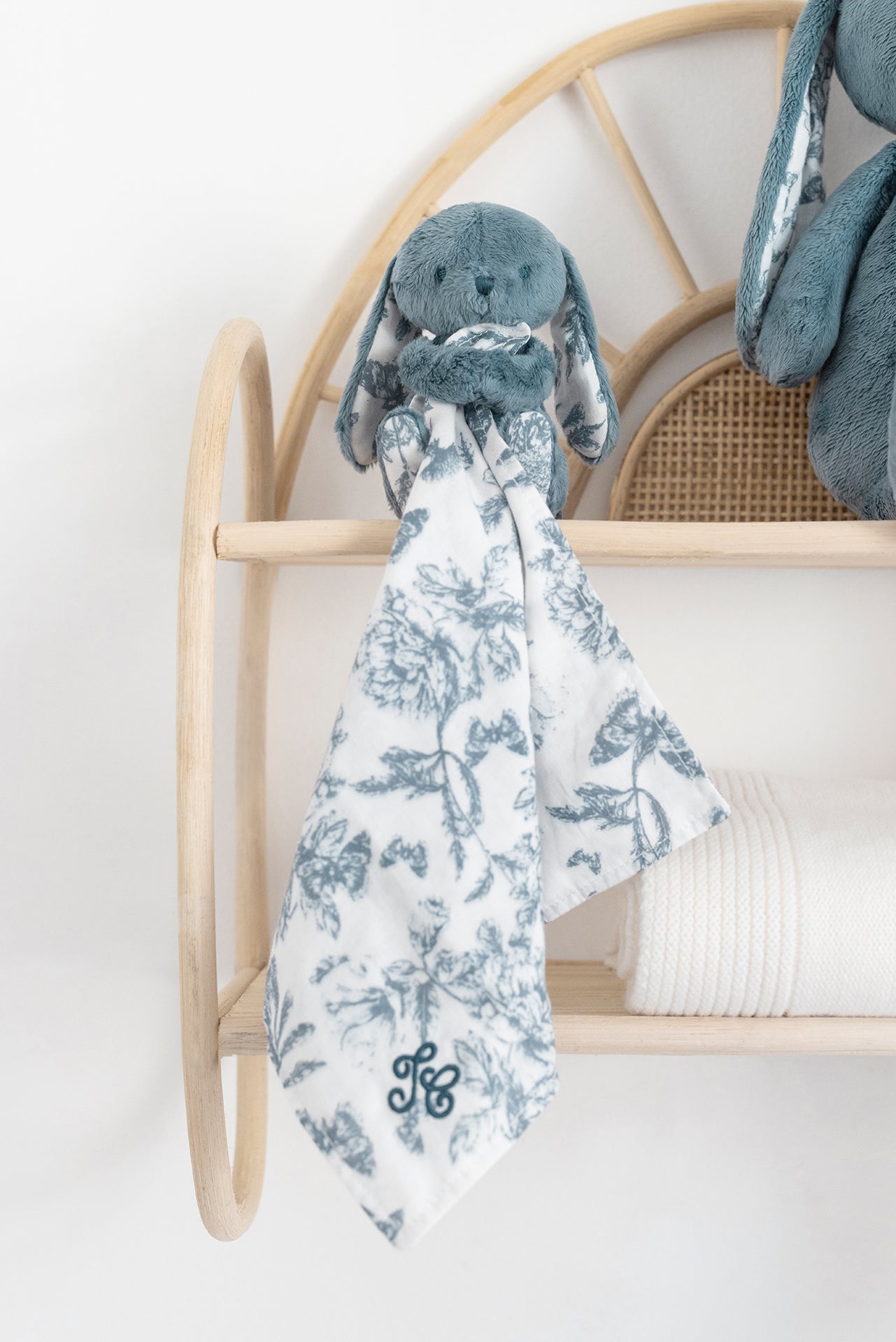 Augustin le Lapin Doudou imprimé inspiration Toile de Jouy bleu