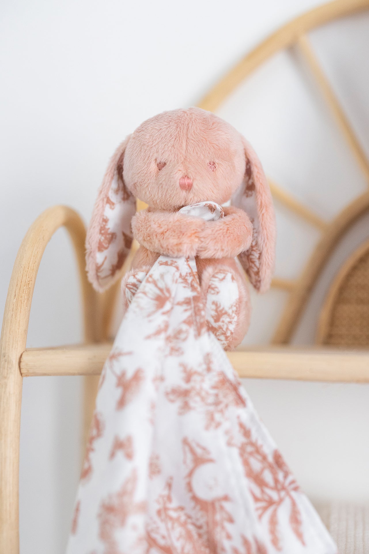 Augustin le Lapin Doudou imprimé inspiration Toile de Jouy rose