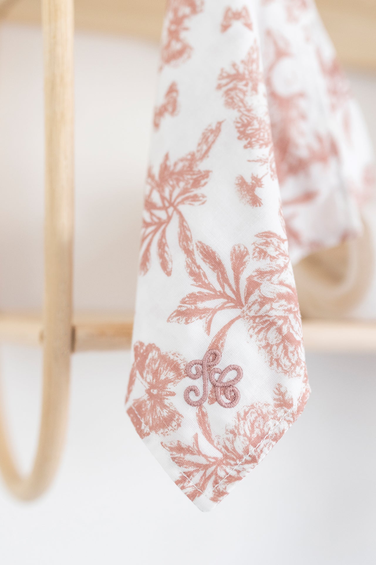 Augustin le Lapin Doudou imprimé inspiration Toile de Jouy rose