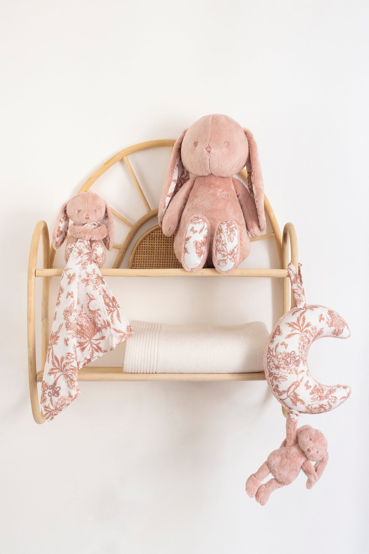 Augustin le Lapin Doudou imprimé inspiration Toile de Jouy rose