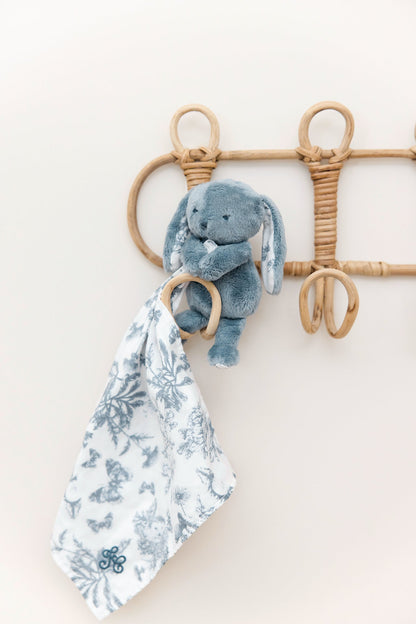 Augustin le Lapin Doudou imprimé inspiration Toile de Jouy bleu