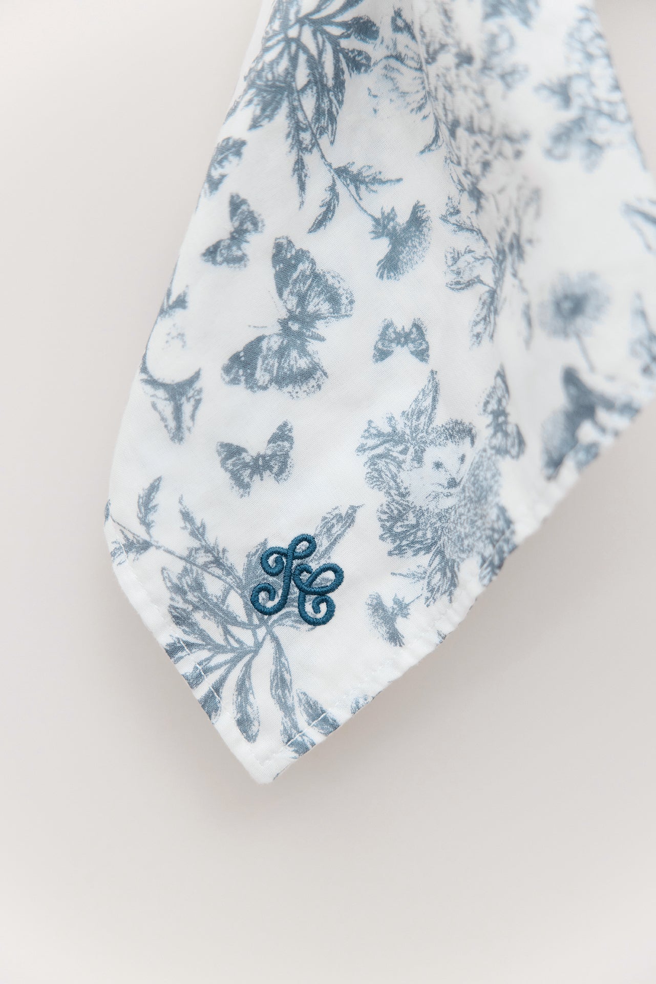 Augustin le Lapin Doudou imprimé inspiration Toile de Jouy bleu