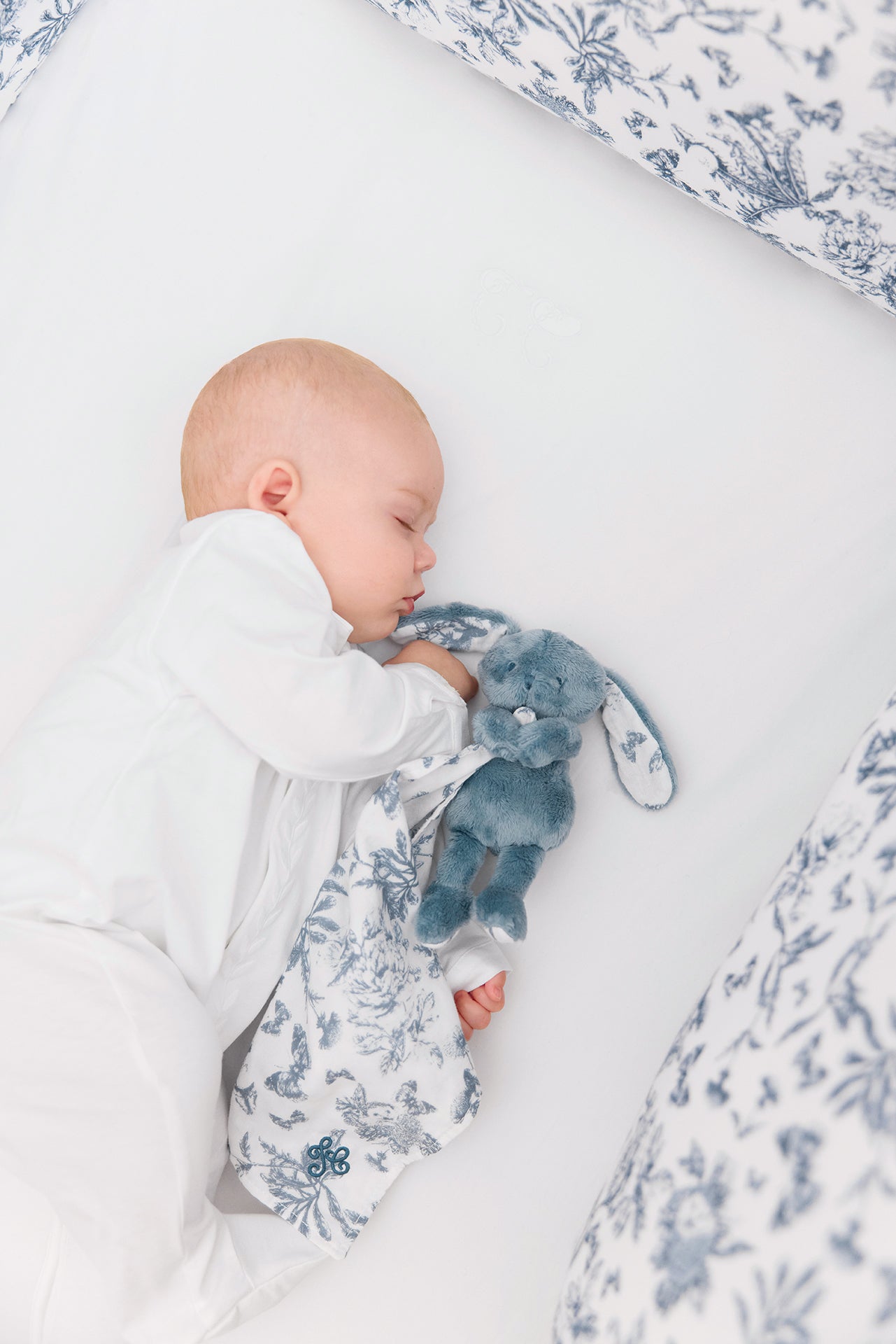 Augustin le Lapin Doudou imprimé inspiration Toile de Jouy bleu