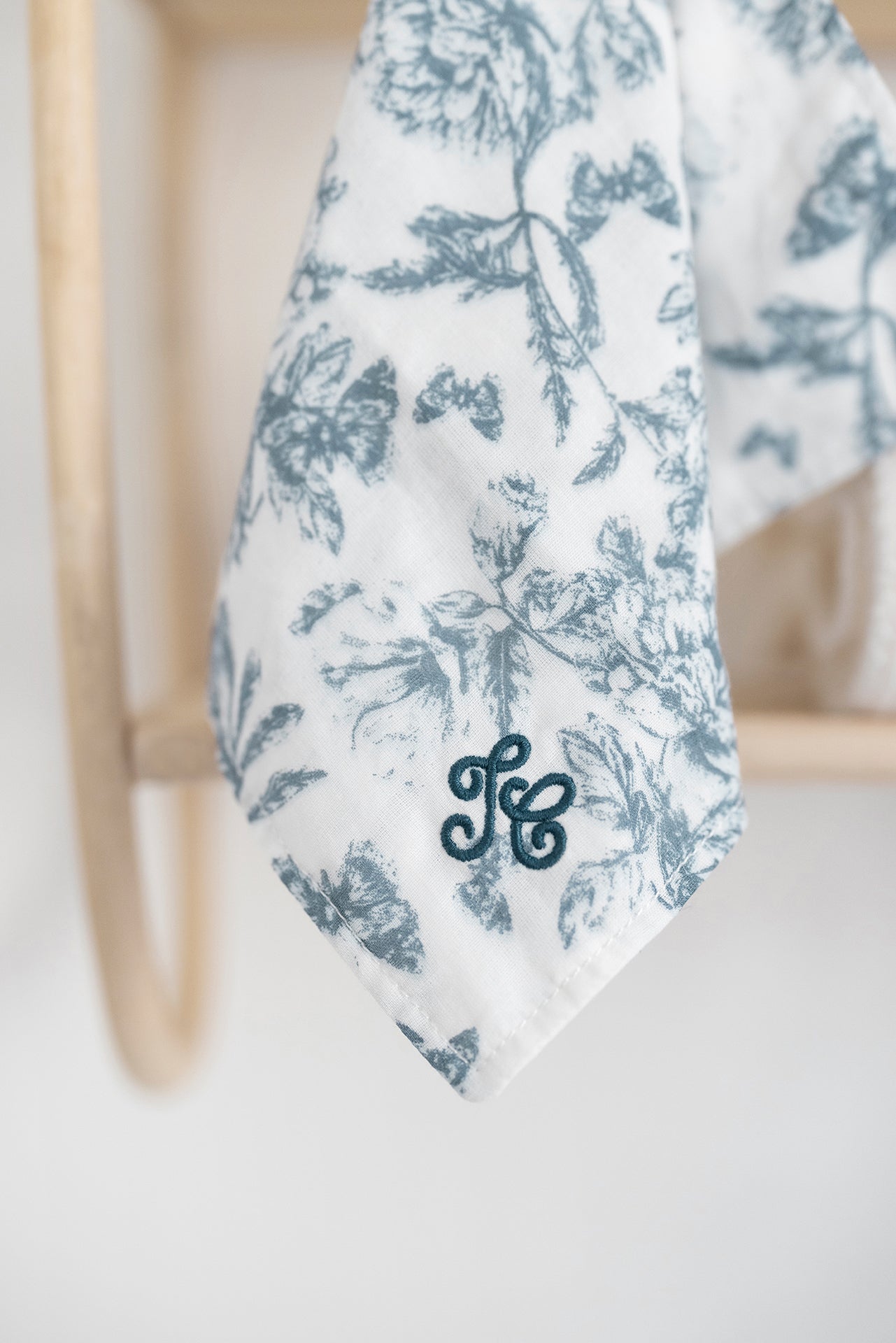 Augustin le Lapin Doudou imprimé inspiration Toile de Jouy bleu
