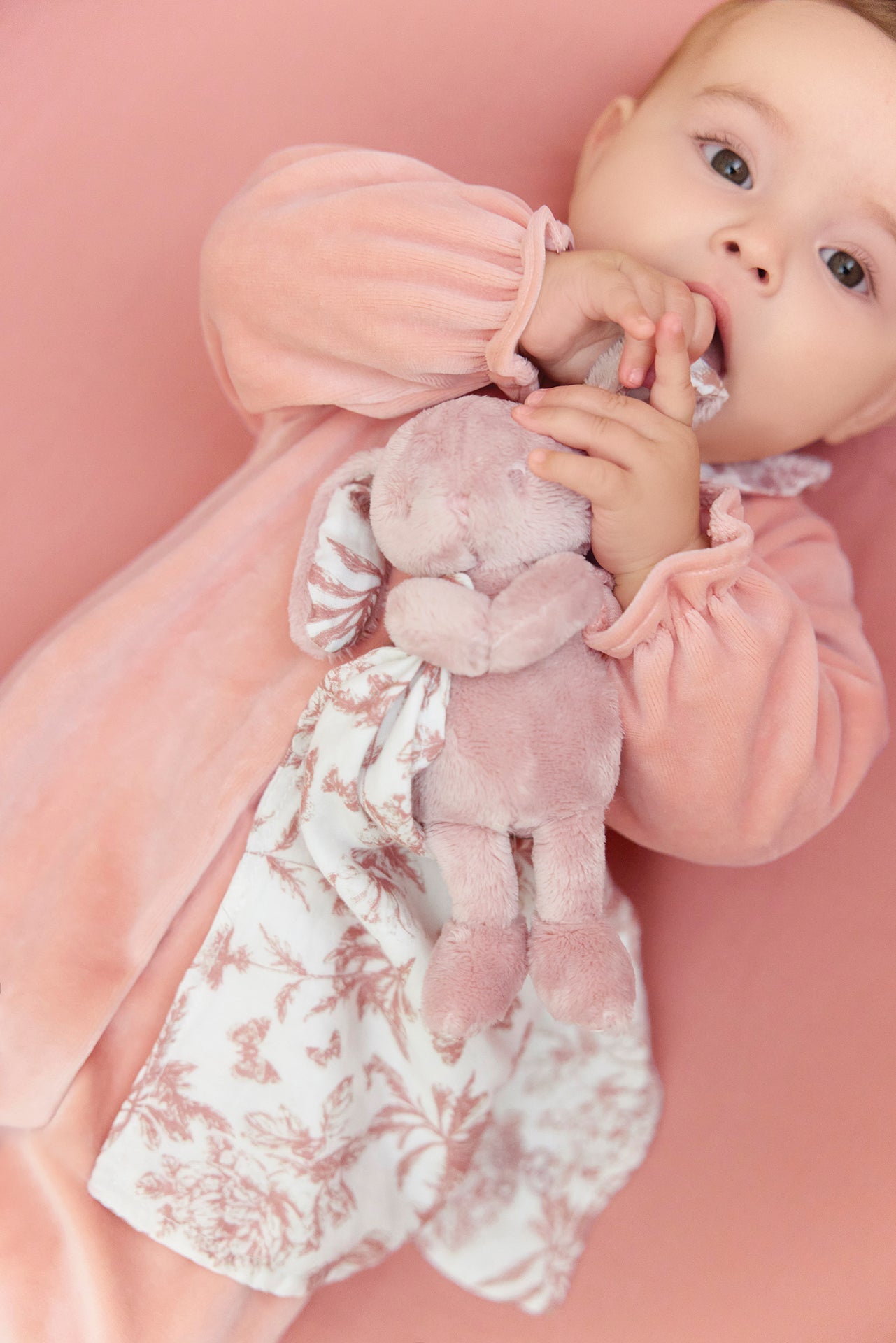 Augustin le Lapin Doudou imprimé inspiration Toile de Jouy rose