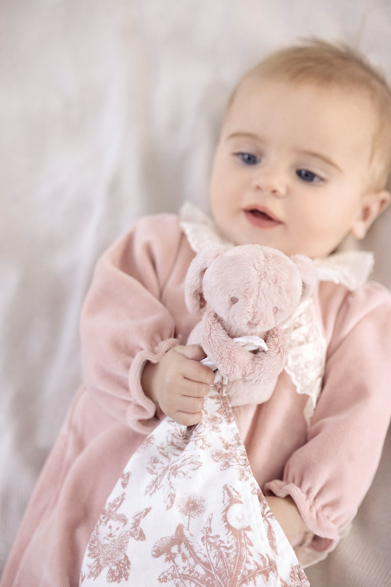 Augustin le Lapin Doudou imprimé inspiration Toile de Jouy rose